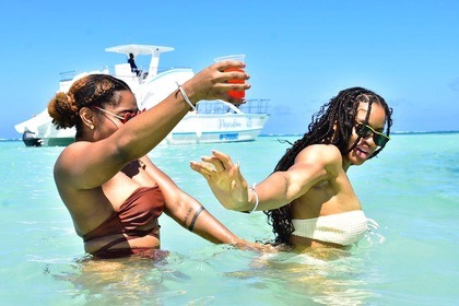 FAMILY AND FRIENDLY BOAT CRUISE: CAPTAIN AND CREW INCLUDED