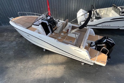 Hire Motorboat Quicksilver Activ 755 Sundeck Toulon