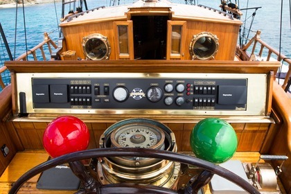 Luxury Motorsailer in Athens & Mykonos!