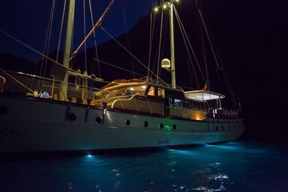 Luxo a bordo deste iate Custom 30m