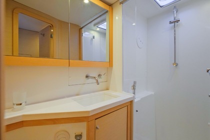 Lagoon 450F Catamaran with a capacity of 6 people