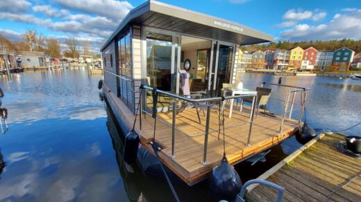 Kleinzerlang Houseboat La Mare Apart LL alt tag text