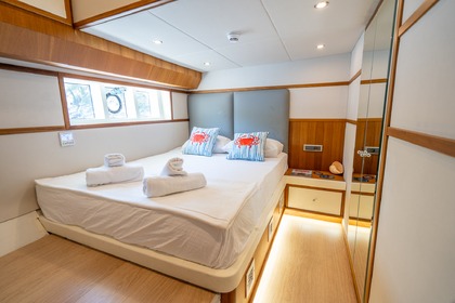 Luxury motor yacht with a capacity of 4 people