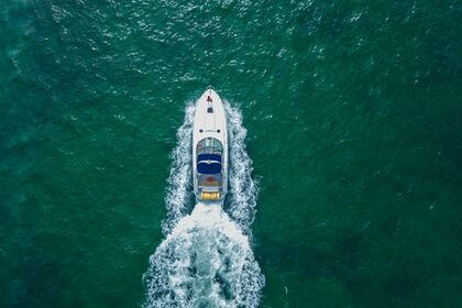 Hire Motor yacht Sea Ray 40' Miami