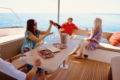 Alquilar catamarán de lujo en Barcelona