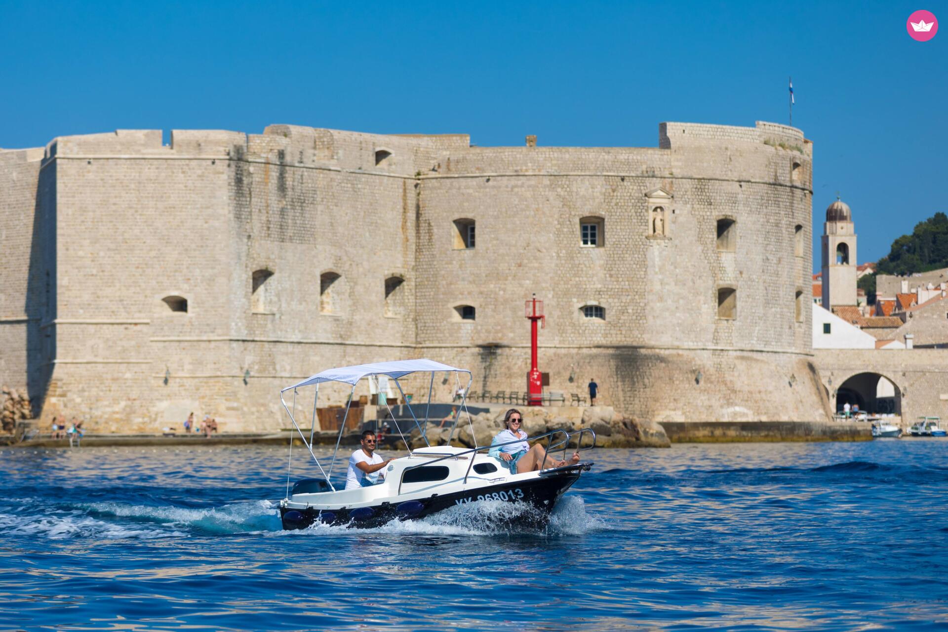 Bateau sans permis The Ultimate Luxury private cabin boat without skipper 25cv 5