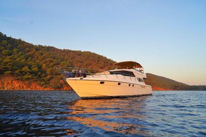 Luxury Motoryacht with a capacity of 6 people