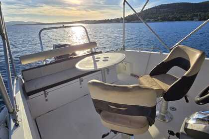 Hire Motorboat Beneteau Flyer 6 SUN DECK Saint-Raphaël