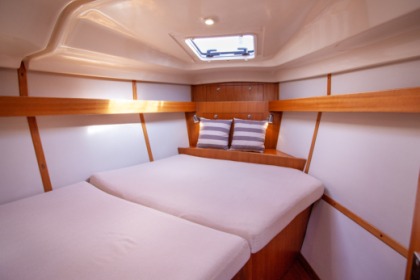 Rent this sailing boat and get to know the beaches