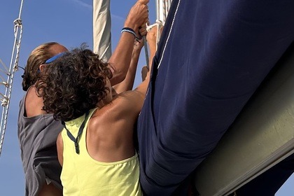 Wöchentliche Segelreisen rund um Menorca im Sommer