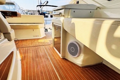 Cranchi M44 HT Uthyrning: Upplev Amalfikusten med stil