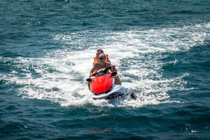 Een jachtcruise langs de kust van Pattaya van 3 uur. Accommodatie voor 1 tot 20 personen.