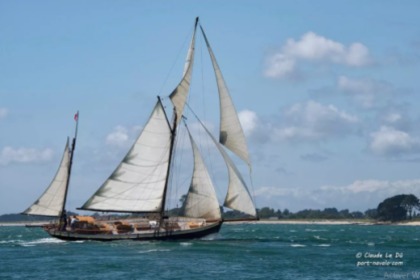 Charter Sailboat voilier classique Français yawl aurique Arradon