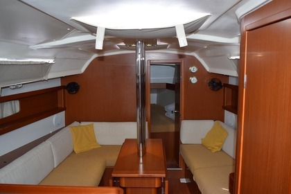 Rental Sailboat BENETEAU OCEANIS 34 Carloforte