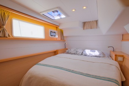 Lagoon 450F Catamaran with a capacity of 6 people