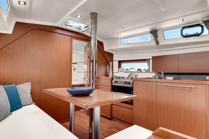 Navega a bordo del Oceanis 38