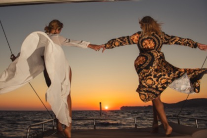 Daily cruises in the Caldera of Santorini with Lagoon 450!