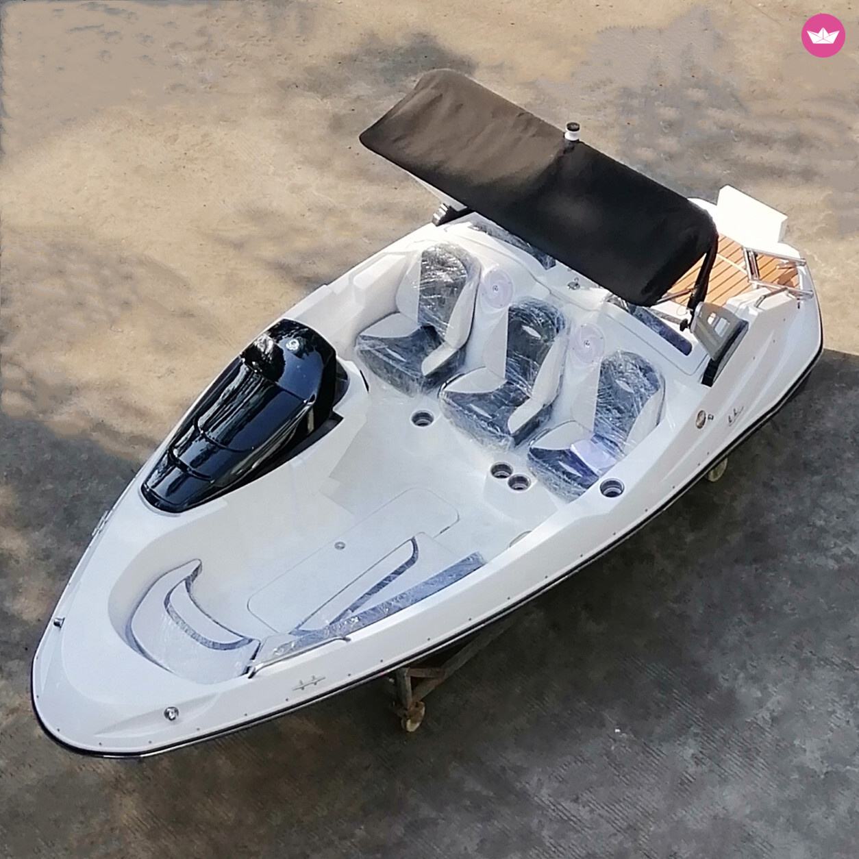 Bateau à moteur Stealth