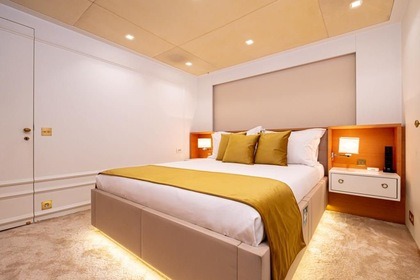 38m HR Yacht with 2 Jacuzzi B87!