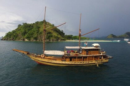 Rental Sailboat Floresta Phinisi Komodo