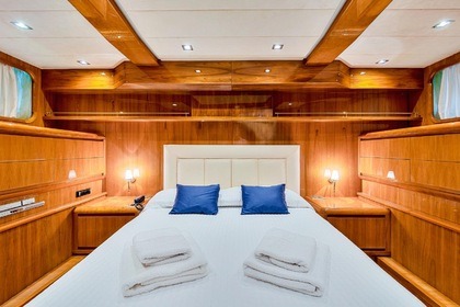 Motorboat Gianetti 27m 16 guests Cinque Terre