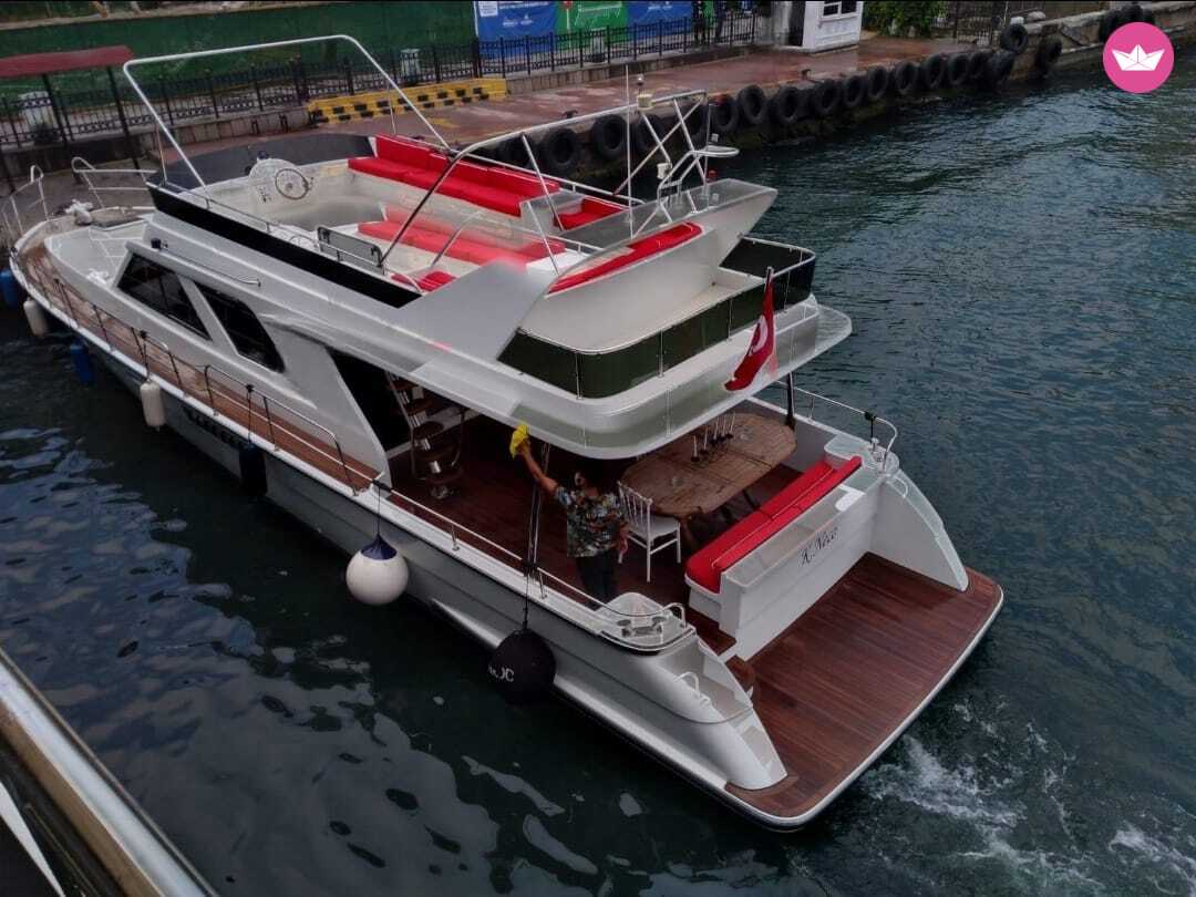 Yacht à moteur 2018