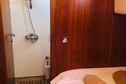 Princess Motoryacht with a capacity of 4 people