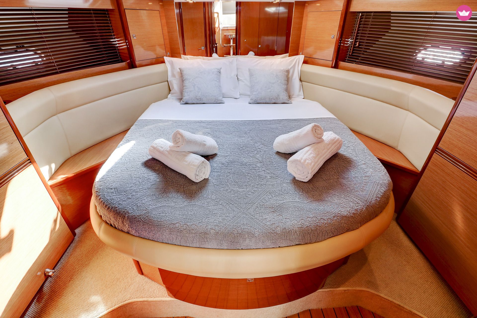 Charter motorboat in Alimos  