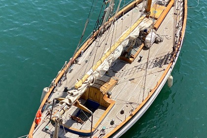 Charter Sailboat Nigel Irens & Ted Burnett Cotre classique Marseille