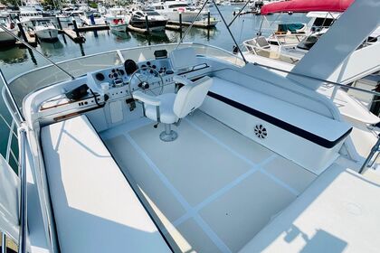 Lovely Flybridge Uniflite 42 power boat