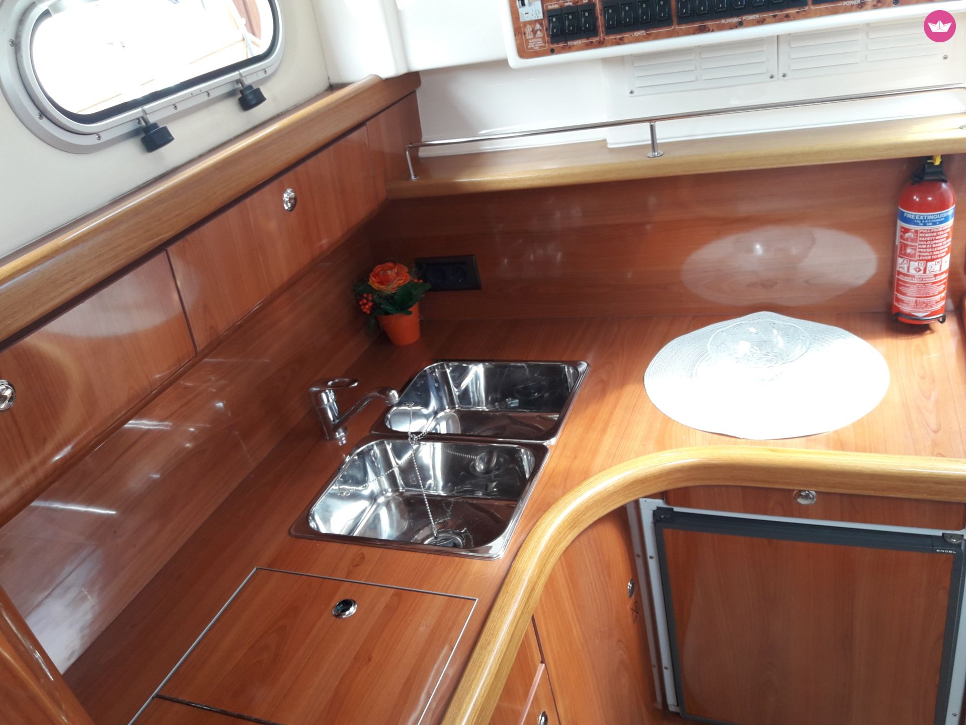 Charter Motorboat Sealine 28 Split