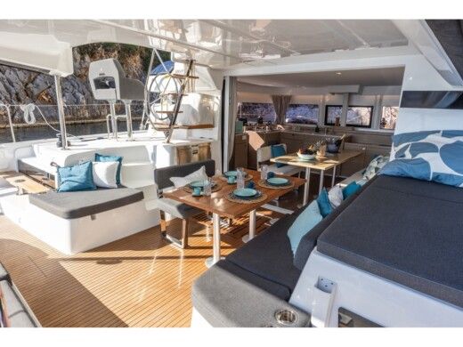 Catamaran  Lagoon 43 Boat layout