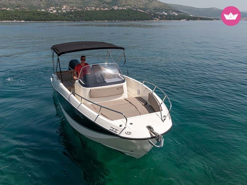Charter motorboat in Split  