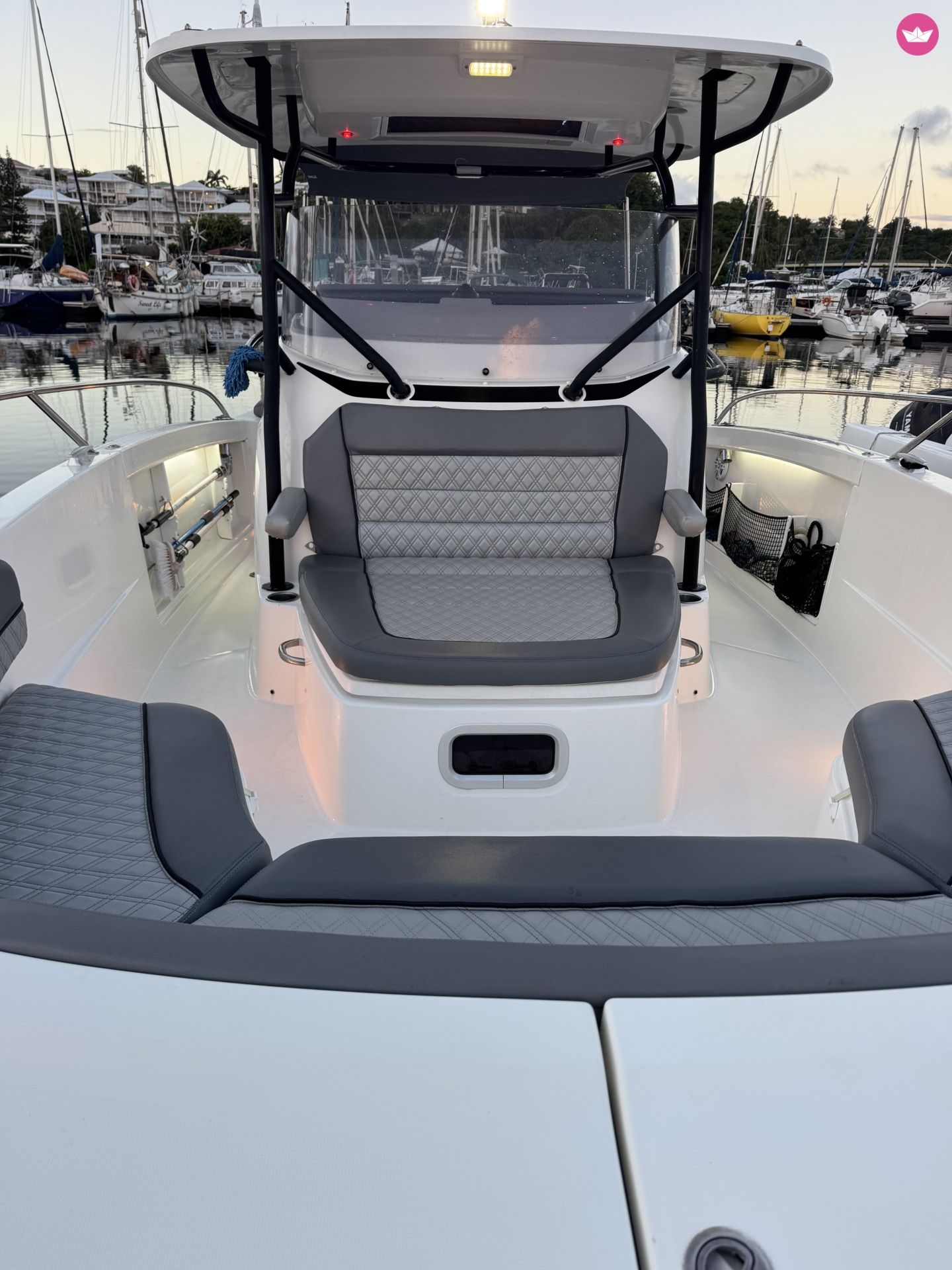 Bateau à moteur Jeanneau Cap Camarat 9.0 CC 500cv 2