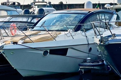 Cranchi M44 HT Uthyrning: Upplev Amalfikusten med stil