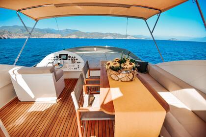 Luxury Motor yacht with a capacity of 8 people
