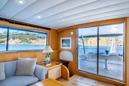 Canados 70 Motor yacht for 8 people