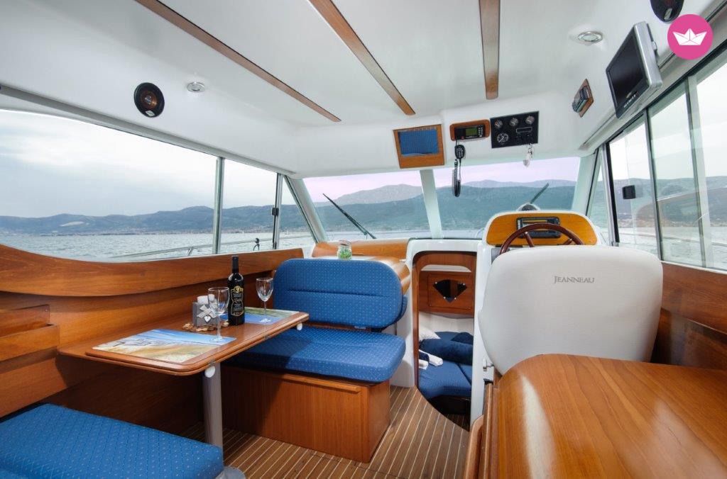 Motorboat Jeanneau Merry Fisher 805 for hire