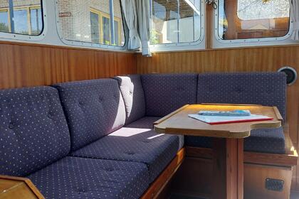 De Goudvink, a cozy two-person motorboat