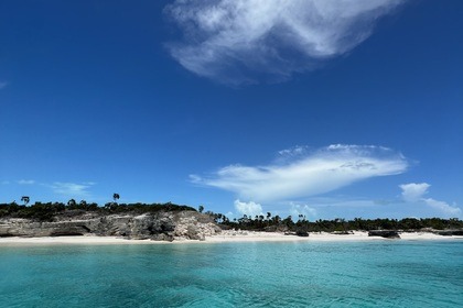 GRACE BAY LUXURY  YACHT BAVARIA 33’
