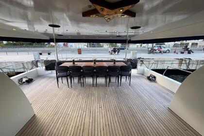 Istanbul Gold Standard: Private Luxury Yacht Rentals on the Bosphorus