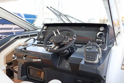 Charter Motorboat Jeanneau DB43 Portimão