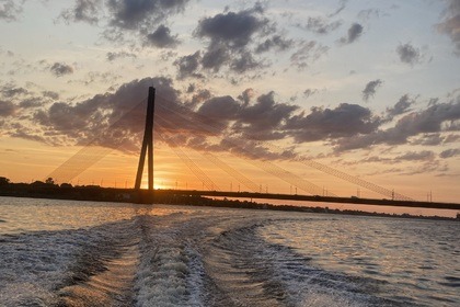 Cruise Riga in Style with the Bayliner 185!