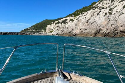 Navegue em um barco clássico de madeira pela Costa do Garraf – Skipper, combustível e extras incluídos