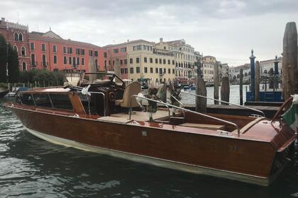 Barca a motore in legno