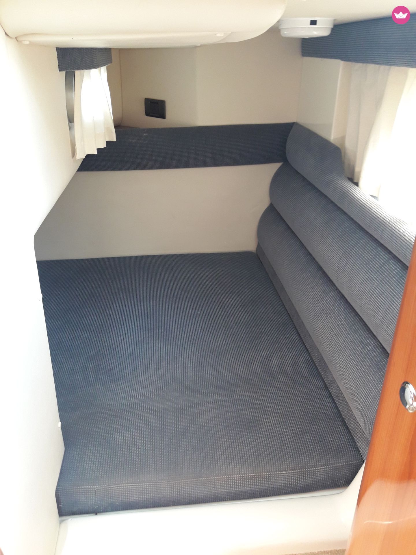 Motorboat Sealine 28 for hire