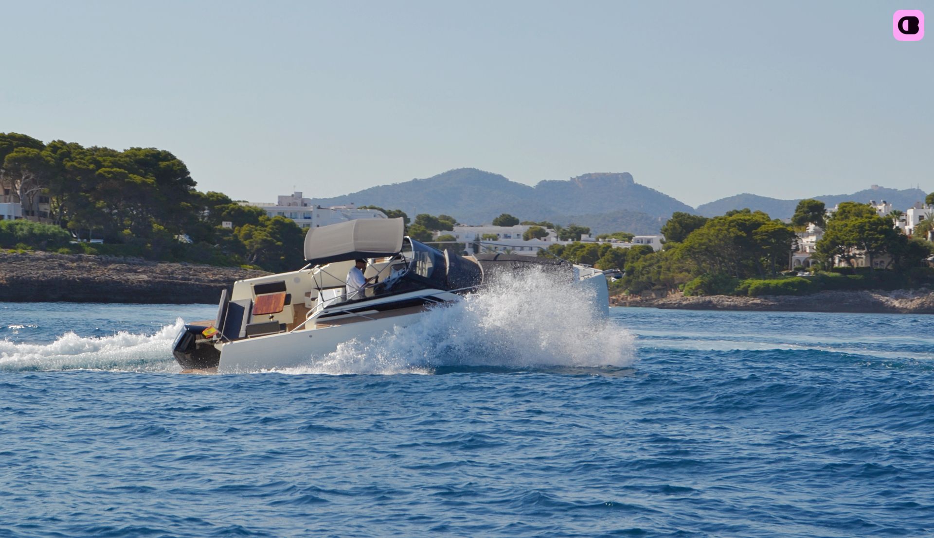 Bateau à moteur NUVA YACHTS M9 CABIN 350cv 3