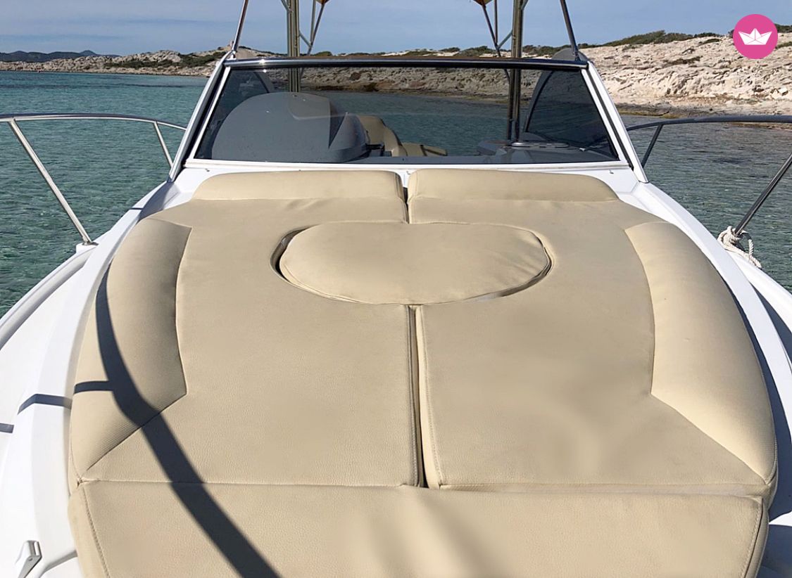 Motorboat Beneteau Monte Carlo 27  
