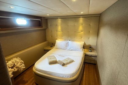 Luxury Motor yacht with a capacity of 10 people