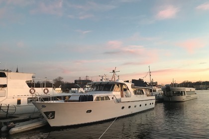 Hyra båt Motorbåt BENETTI 76 Stockholm